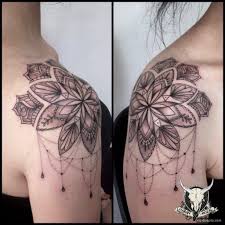 A shoulder tattoo like this can be very artistic and elegant, making it one of the best shoulder tattoos for women! 200 Best Shoulder Tattoos For Women Shoulder Tattoos Women Painting Tinytattoos Shoulder Tattoos For Women Small Shoulder Tattoos Mandala Tattoo Shoulder
