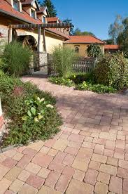Hausler Antik Steinpflaster In Der Farbe Herbstlaub Bunt Pflaster Pflastersteine Weggestaltung Weg Gart Herbstlaub Gartensteine Gartengestaltung Ideen