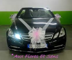 Du tulle aux compositions florales en passant par les rubans, vous ne manquerez plus d'inspiration pour sublimer la voiture de votre mariage ! Decor Tulle Capot Mercedes Cabriolet Photo De 7 Le Mariage Aux Flores Et Sens Mercedes Cabriolet Deco Voiture Mariage Decoration Voiture Mariage