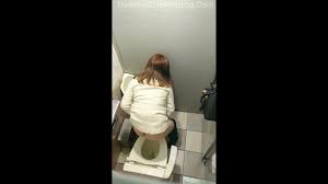 激ヤバ盗撮映像入手…トイレの上からカメラを使って盗撮される女子達。