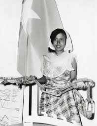 A Young Somali Women At A Trade Fair In Milan Italy In 1964 Showcasing A Somali Made Product Vintagesomalia Somali Wedding African Beauty Women