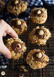 Dolcetti veloci con pasta brisee. Biscotti Con Nutella E Granella Di Nocciole Sono Dei Piccoli Dolcetti A Base Di Pasta Frolla Ricoperti Di Nocciole Tri Ricette Dolci Dolci Ricetta Di Biscotti