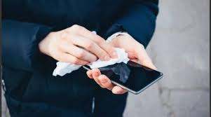 La razón por la que debes limpiar tu teléfono móvil todos los días