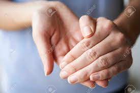 消毒剤と一緒に手をこすり合う女性のクローズアップの写真素材・画像素材 Image 142537224