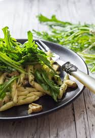 Strozzapreti Mit Rucola Und Krauterseitlingen Reisehappen Krauterseitlinge Lebensmittel Essen Rucola