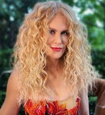 Il capello riccio va tagliato all'asciutto, prima di fare lo shampoo, perché quando sono sporchi e arruffati si riesce a vedere meglio . Plopping Capelli Ricci Mossi O Lisci Cos E Io Donna