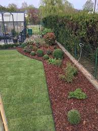 amenagement de jardin pelouse parterre de copeaux bordures amenagement jardin jardins bordure pelouse