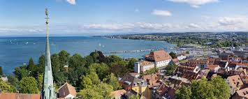 The rooms of the rotes haus include a private bathroom and a television. Roter Gugelhan Konstanz