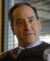 Dalam S04E03 kita nampak Ira cuba curi patung Hummel daripada Encik Neff,  pemilik kedai Copier. Encik Neff "kena marah" dengan Puan Neff jadi dia  tidur malam kat tempat kerja. Semua sebab beli