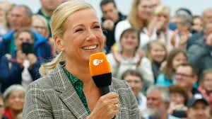 Das styling der moderatorin sorgt allerdings auf twitter für gesprächstoff. Zdf Fernsehgarten Vom 04 10 2020 Iq So Hoch Wie Brot Diese 10 Kiwi Spruche Schockierten News De