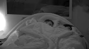 'Teve até beijinho'; Jonas e Marciele dormem de conchinha do BBB