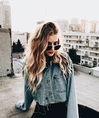 All Black And Blue Denim Jacket Oversized Blue Denim Jacket Over All Black Foto Ideeen Fotografieposes Fotoshoot Ideeen