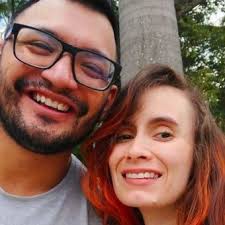 Se conocieron en el metro y él aprendió lengua de señas para enamorarla: el  romance que conquistó las redes