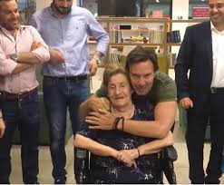 Καλεσμένος στην ο στράτος τζώρτζογλου ήταν καλεσμένος στην εκπομπή του γρηγόρη αρναούτογλου και μίλησε για τα προσωπικά και την καριέρα του. Stratos Tzwrtzogloy H Pio Sygkinhtikh Stigmh Pairnei Th Eyxh Ths Mamas Toy Mesa Apo Th Monada Hlikiwmenwn Ydrogeios 106 9 Fm