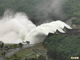 全台各水庫30日單日累積雨量： 石門水庫 95毫米 翡翠水庫 50.6毫米 寶山第二水庫 115.7毫米 Kesta Jvmehbnm