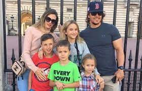 Tracey wahlber is known as one of the sister of mark wahlberg and donnie wahlberg among their nine siblings. Mark Wahlberg Siblings Family And Kids Celebily