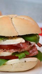Recette Hamburger Facon Caprese Et Coppa 750g Recette Recettes De Cuisine Recette Repas Froid Recettes Hamburgers