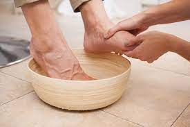 Diamkan selama 10 menit, agar kotoran yang menempel pada kaki hilang bersama dengan air garam. Inilah 6 Manfaat Merendam Kaki Dengan Air Garam Alodokter