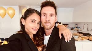 She is a mother of 3 with very little social media presence. Messi Y Antonella