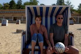 Zunächst ist dieser nachbar sehr freundlich, doch dann stalkt er die familie. Angst Der Feind In Meinem Haus Network Movie