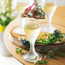 Like any other major holiday, midsommar involves a feast that will make your mouth water just by looking at it. Mittsommer Rezepte Fur Eine Party Wie In Schweden Brigitte De