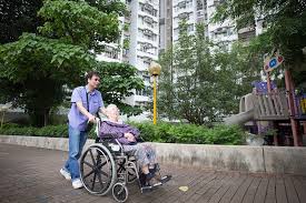 勞碌一生卻不幸中風兒子辭職照顧與母重遊舊地報養育恩：你好叻