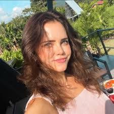 Lisa Bray's Instagram, Twitter & Facebook