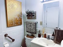 Your small bathroom can look cluttered very easily, very fast. Small Apartment Bathroom Ideas How To Make A Tiny Bathroom Pretty Moda Misfit