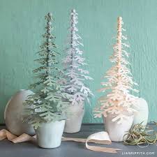 Countdown calendar with christmas tree days. 25 Ways To Cut Out Snowflakes Diys Tutorials Free Templates