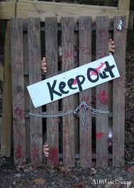 Fence decorating ideas for iron fences Scary Outdoor Halloween Decorations That Will Make Your Neighbors Tremble With Fear