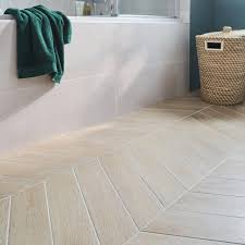 Carrelage Sol Et Mur Forte Effet Bois Naturel Chevron L 11 X L 54 Cm Leroy Merlin Carrelage Carrelage Sol Carrelage Effet Bois