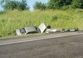 У центрі львова позашляховик протаранив автомобіль поліції, який вилетів на пішоходів. Fyhbv I Zhywm