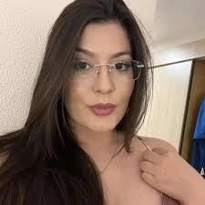 Tienes una nueva mención en los hilos. Hola, guapo... No puedo creer que  por fin hayamos conectado. Llevo un tiempo observándote, esperando que me  vieras. Ahora que me has visto, me parece