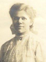 Minnie Edmonds's Instagram, Twitter & Facebook