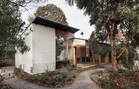 Anita and andrew of panov scott architects introduced a new 'third space', that references the history of the site, and offers a new way of engaging with the landscape. An Escape To The City By Panovscott Habitus Living