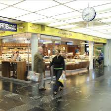 Ollen Geschafte Am Sonntag Geoffnet Haben Was Meinst Du Unsere Backerei An Hauptbahnhof In Klagenfurt Hat Auch An Sonn Und Feier Street View Books Scenes