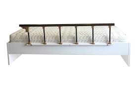 Çocuğun anne ve babası ile aynı odada uyuması çocuğun kendi odasına sahip olmasının kazandırdığı ayrışma, özgüven ve bireysellik gibi kazanımlardan yoksun kalmasına neden olur. Yatak Bariyeri 150 Cm Uzunluk Yaslilar Icin Yatak Korkulugu Homelli