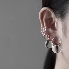 ポストの位置やピアスホールを変えることで 耳に沿わすように装着したりなど 様々な着用パターンが可能なbubunのジュエリーです ガラスジュエリー ピアス デザイン レジン アクセサリー ピアス