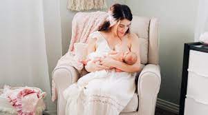 An average of 20 to 30 minutes per feeding helps to ensure that the baby is getting enough breast milk. How Long Should Baby Nurse On Each Side