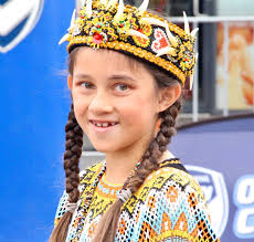 So proud of our little dancers Talitha Stanley, Jazlyn Howes and Nabiela  Campling performing traditional dance from Kalimantan at Pako Festa 29  February 2020 🇦🇺❤️🇮🇩 Well done girls 👏👏👏