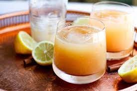 Cinnamon maple whiskey sour : Thanksgiving Cocktail Recipe Fall Spiced Whiskey Sour Modern Glam