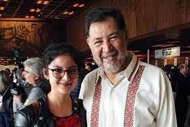 Tras el intento de asalto a la propiedad del periodista hector de mauleón39​ —en donde su escolta habría accionado su arma de cargo para defenderse—, fernández noroña habría solicitado (sic) dar a conocer el nombre de este, calificándolo de ≪solidaridad≫40​, lo que le habría valido críticas no solo del periodista —quien lo cuestionó sobre el fin de exponerlo y ponerlo en riesgo—41​, sino también de miembros del gremio artístico como laisha wilkins, quien le cuestionó si ≪es o se hace≫ 42​. Acusan De Infiltrada A Sobrina De Norona