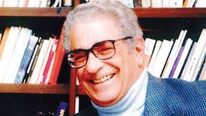 أنيس منصور بكى على فراق والدته وقالها صراحة "كم أحببت هذه الأم وبكيت وما  زلت أبكى فراقها فقد دفعتنى للتفوق والقراءة، وحفظ القرآن فى طفولتى، كانت أمى  وصديقتى فى طفولتى وصباى". تزوج