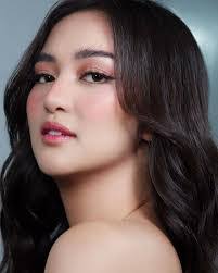 Regina Dizon's Instagram, Twitter & Facebook