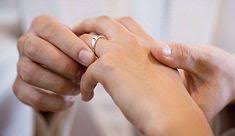 Sekedar saran dari kami, untuk cincin nikah sebaiknya disematkan di jari manis bagian tangan kanan, sedangkan cincin tunangan disematkan di jari manis bagian tangan kiri, sebagai perbedaan bahwa pertunangan dengan pernikahan, dan ini akan membuat kesan mendalam bagi orang yang. Cincin Pernikahan Cincinnikah101 Profile Pinterest