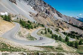 Abbandonato il vallone della cerveyrette si piega verso sud imboccando la valle d'izoard in impegnativa e rettilinea ascesa fino a le laus (1769m); The Col D Izoard A Giant Of The Tour De France Cycling Weekly