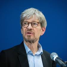 Robin Lovell's Instagram, Twitter & Facebook