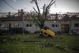 Apocalyptic horrifying video of a massive tornado recorded from a house in czech republic. Zs6kgmowvabxom