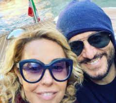 (enrico papi consola un concorrente perdente, con un espressione abbattuta). Enrico Papi Vita Privata Sapete Chi Ha Sposato Piu Di 20 Anni Fa