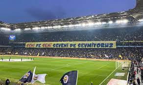 Karşılaşma öncesi fenerbahçe'de futbolcuların sahaya çıktığı sırada taşıdıkları pankart geceye damga vurdu. Kadikoy De Cok Konusulan Pankart